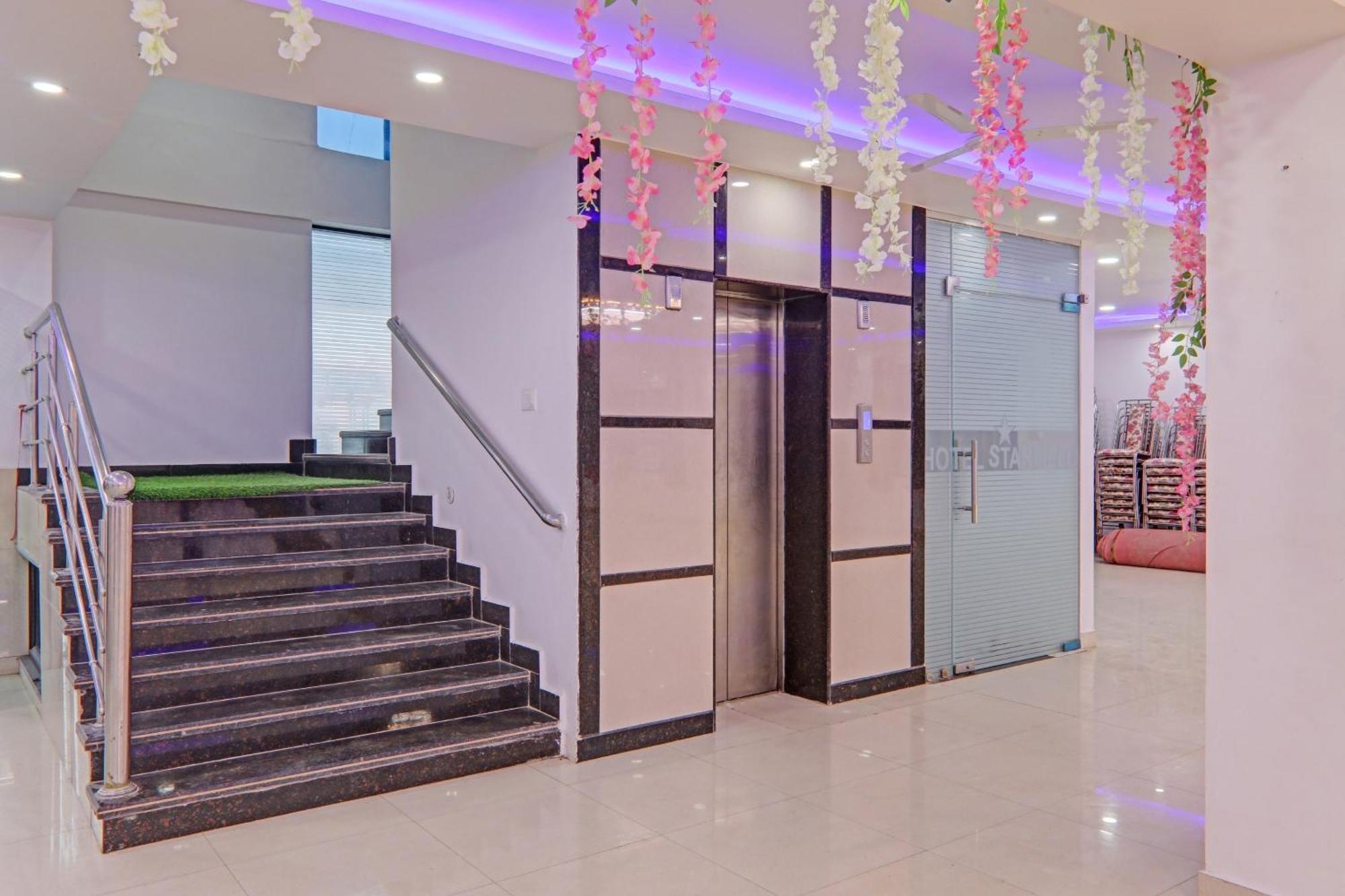 Collection O Starfield Hotel Лакнау Екстериор снимка